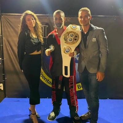 Campione IKTA con la cintura del titolo intercontinentale e la madrina di gara