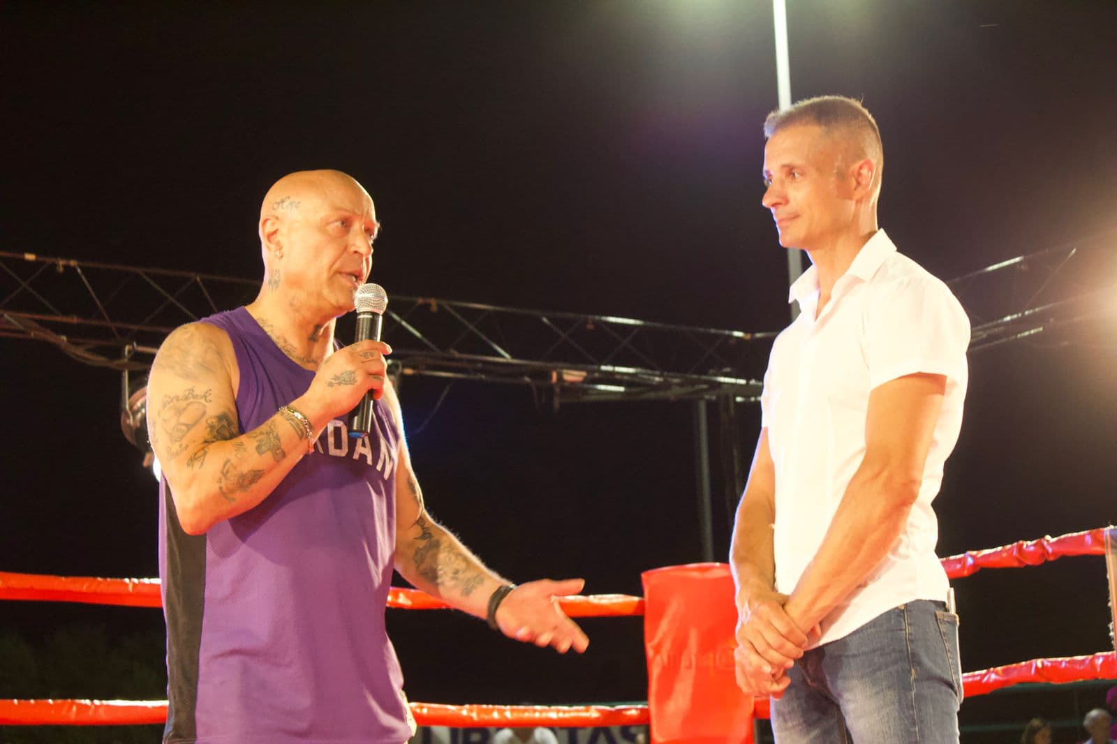 Atleta IKTA intervistato sul ring durante l’evento