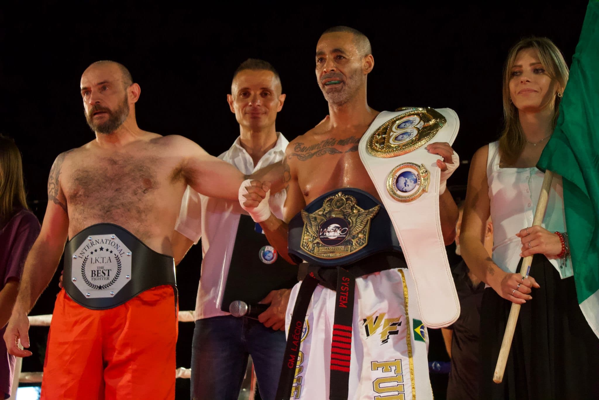 Campione IKTA premiato con la cintura del titolo sul ring