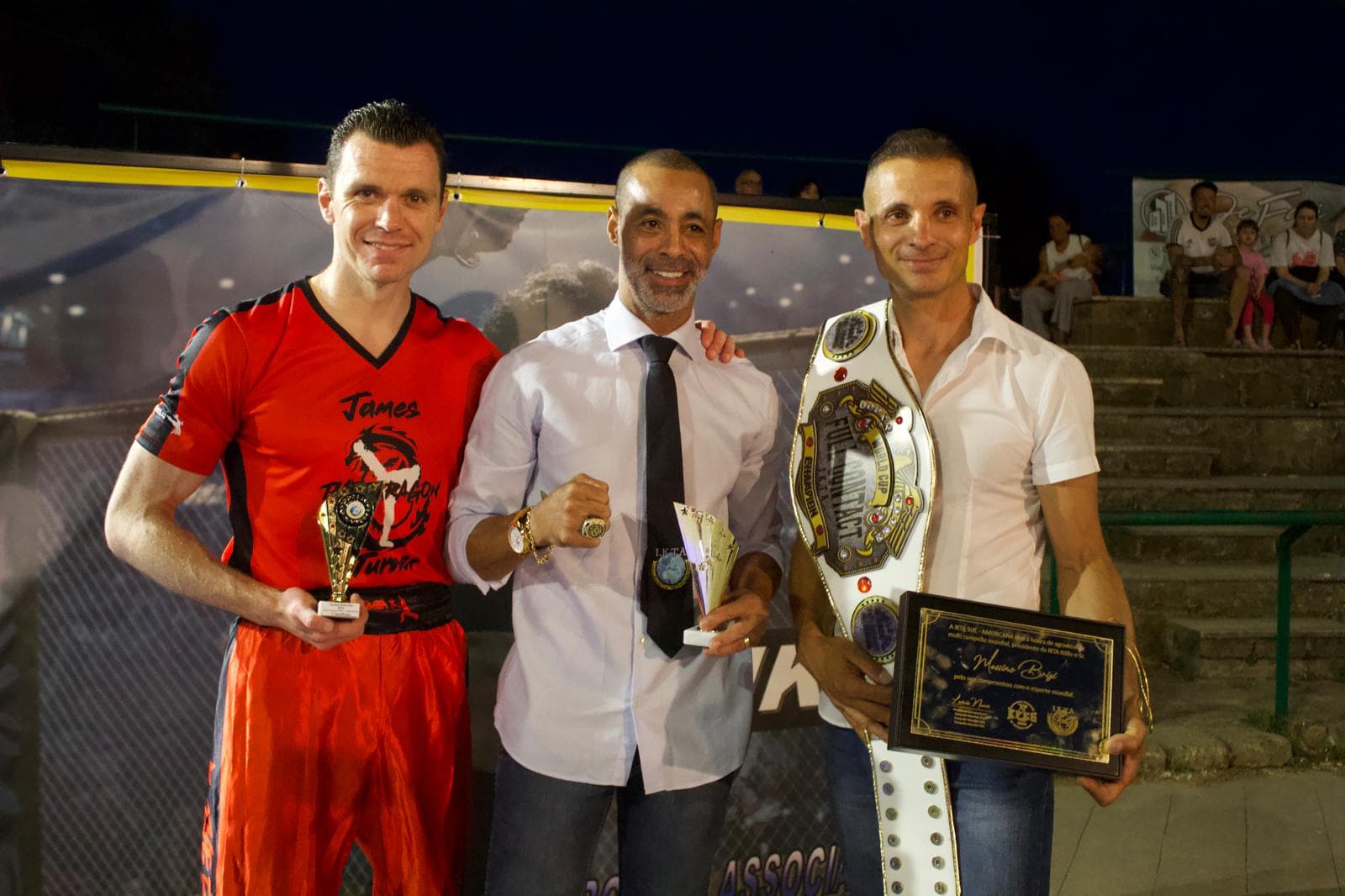 Premiazione con trofeo e targa a un atleta IKTA sul ring
