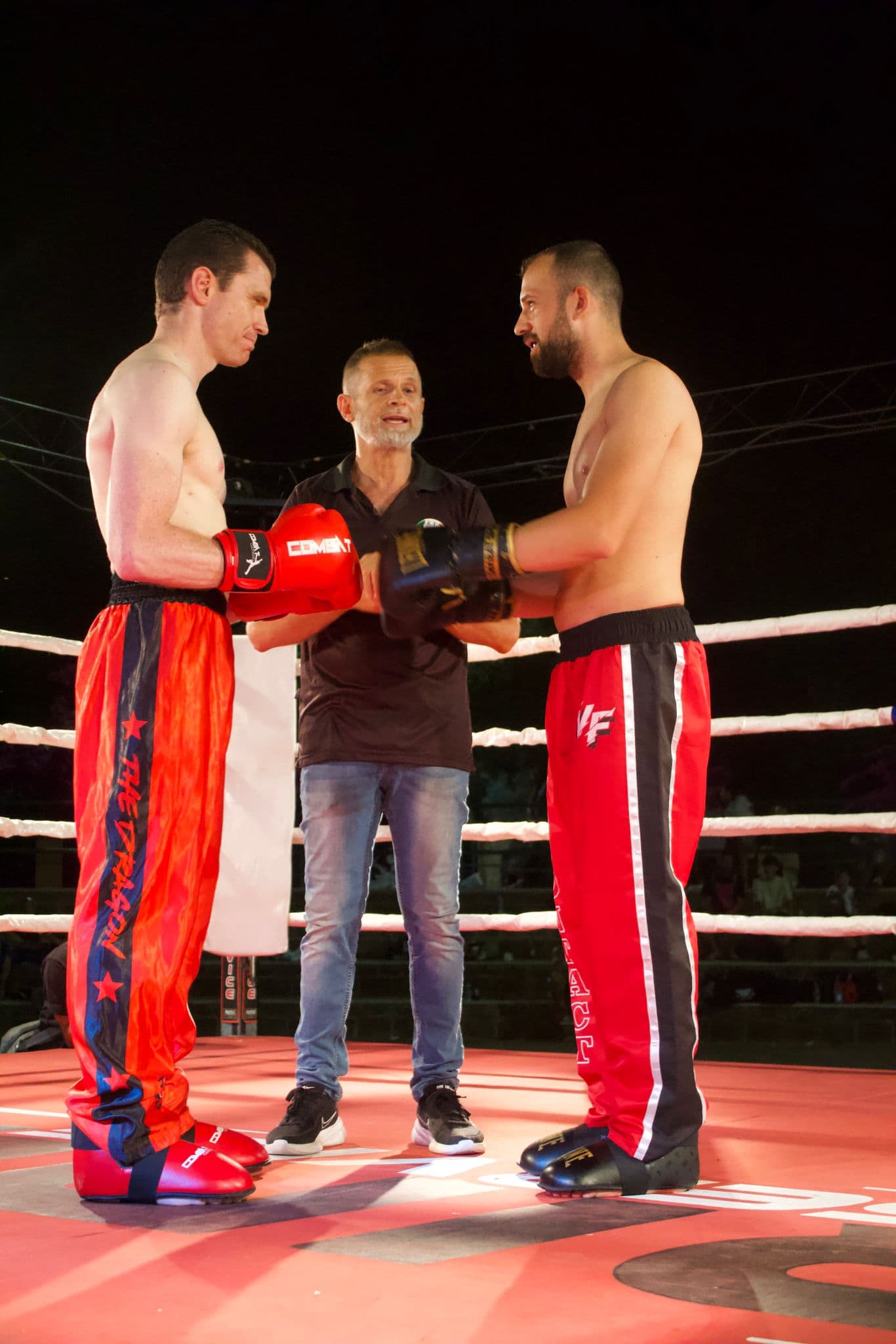 Due atleti IKTA si sfidano sul ring prima del match