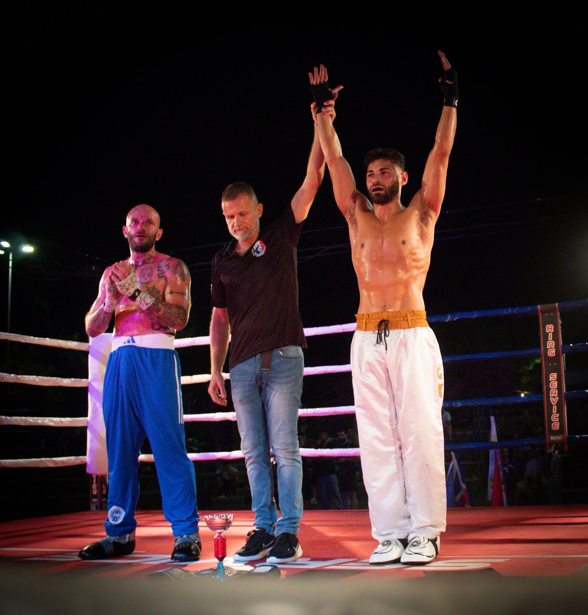 Atleti IKTA esultano sul ring dopo i match