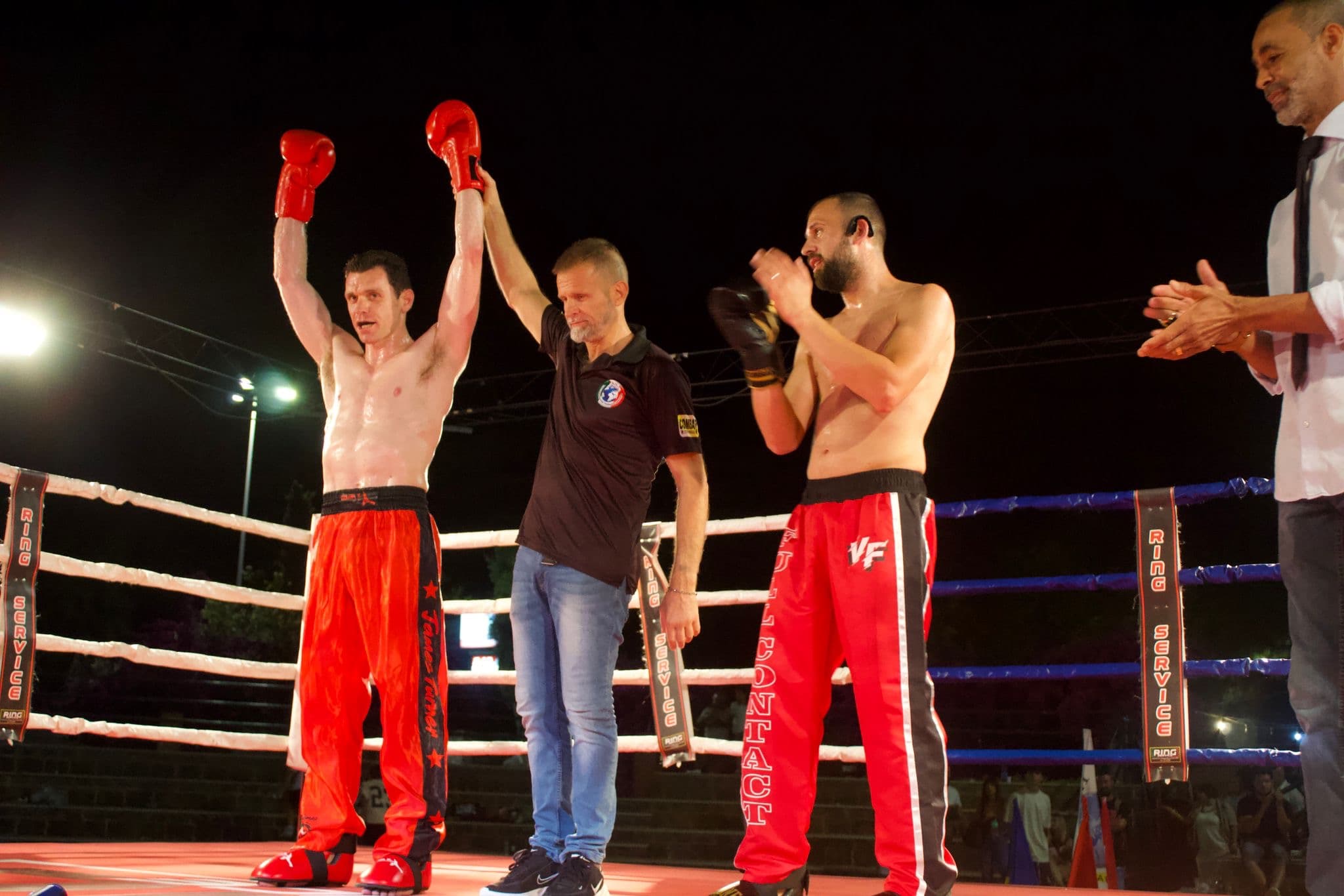 Atleta IKTA vincitore con il braccio alzato dall’arbitro sul ring