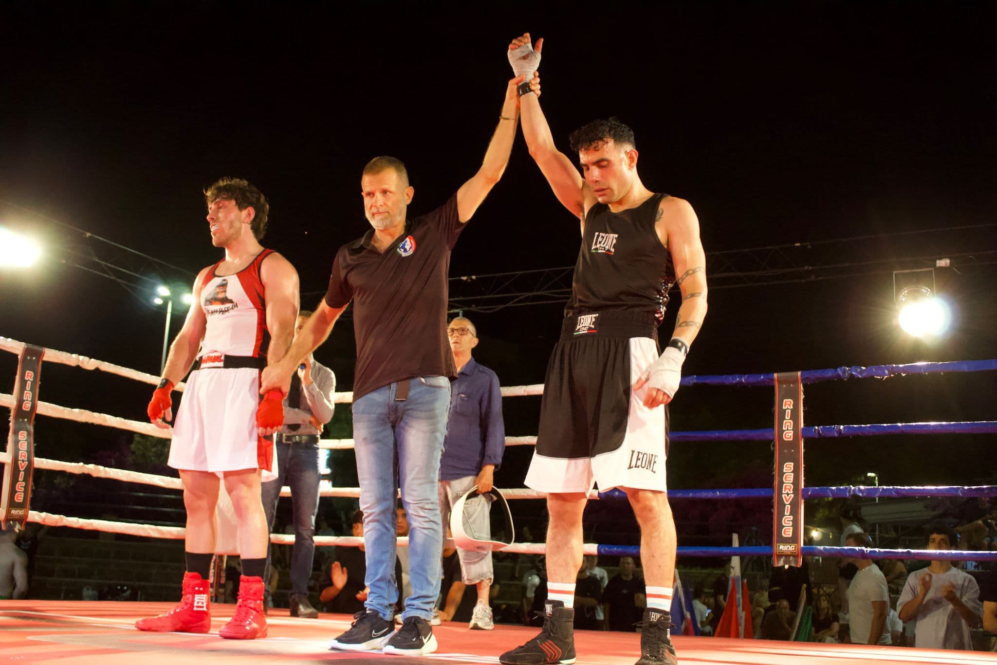 Giovane atleta IKTA vincitore con il braccio alzato dall’arbitro
