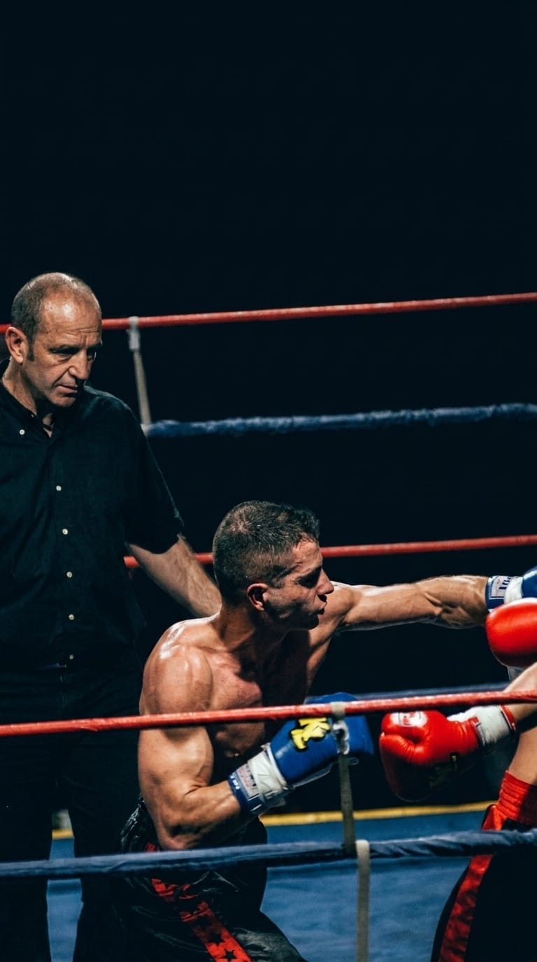 Incontro di kickboxing IKTA sul ring, colpo in azione