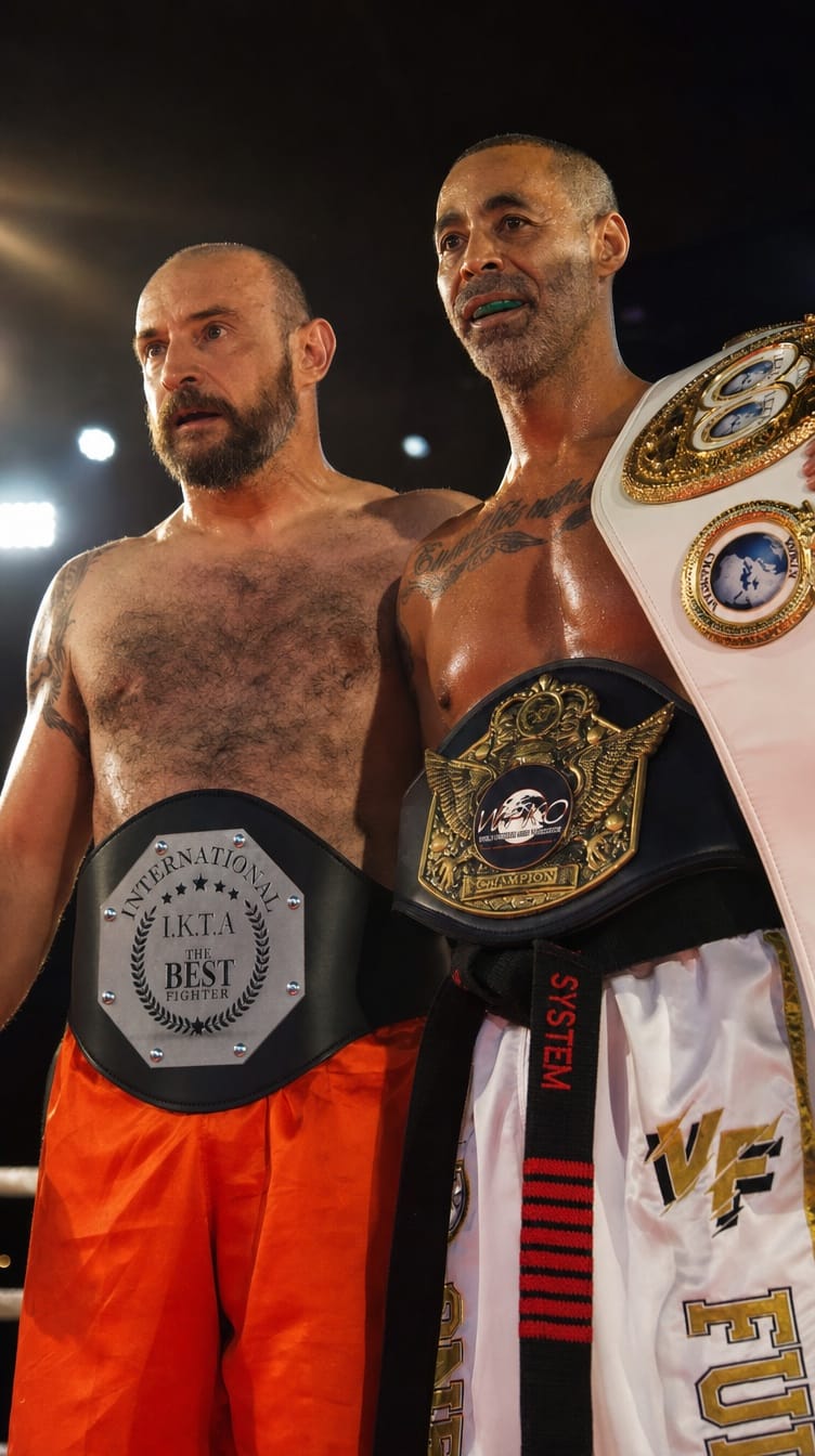 Due campioni IKTA con le cinture del titolo